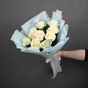 Красивый букет из белых роз Аваланж